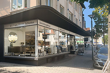 Schließung Ladengeschäft in der Hauptstraße 93, in Achern; Bild zeigt Außenansicht Pinter Möbelhaus
